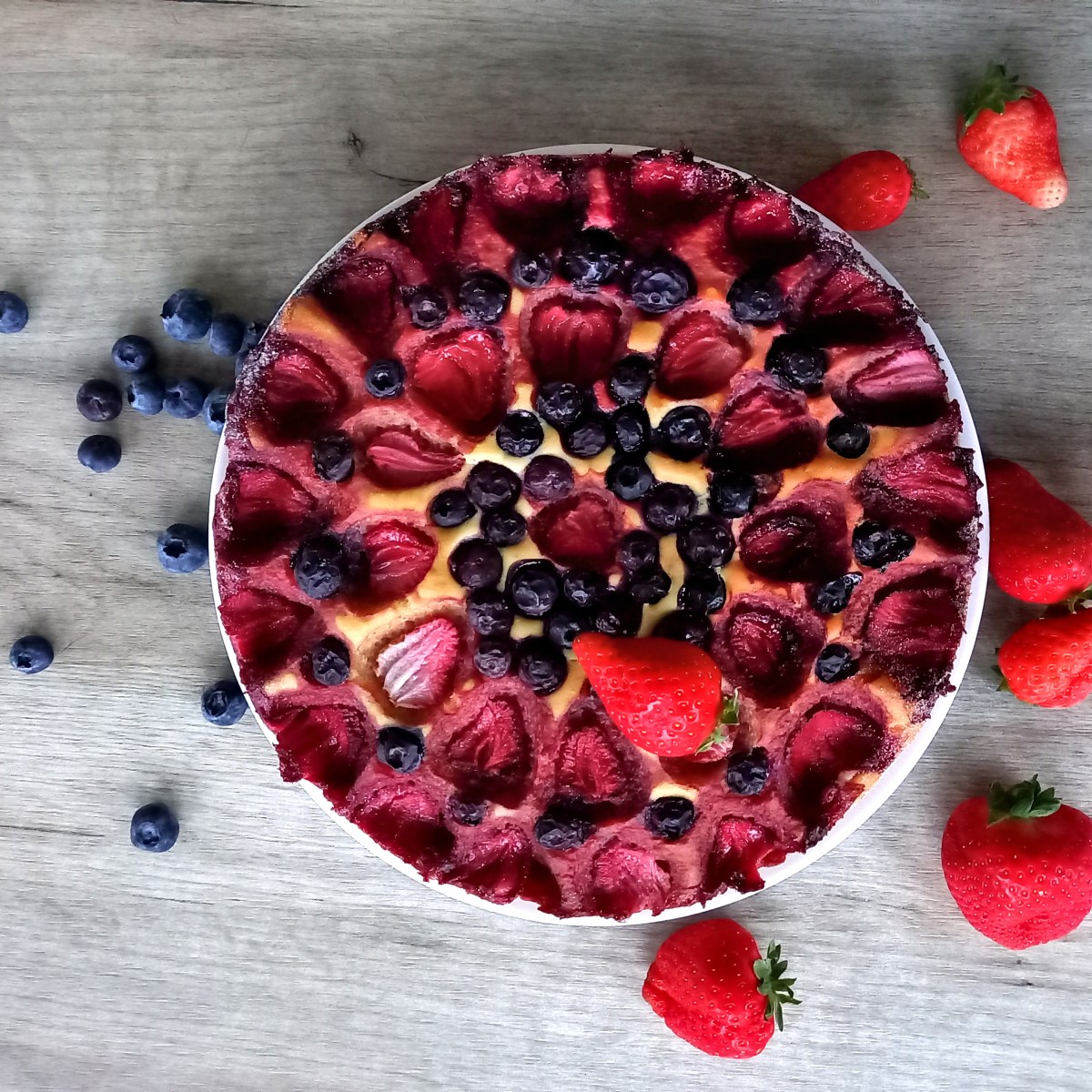 Ciasto jogurtowo-budyniowe z&nbsp;owocami