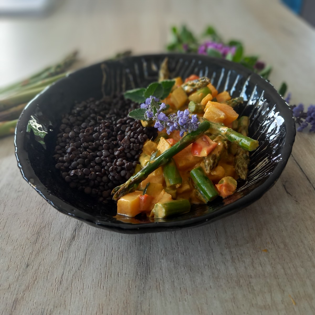 Zielone szparagi w mleku kokosowym z czarną&nbsp;soczewicą